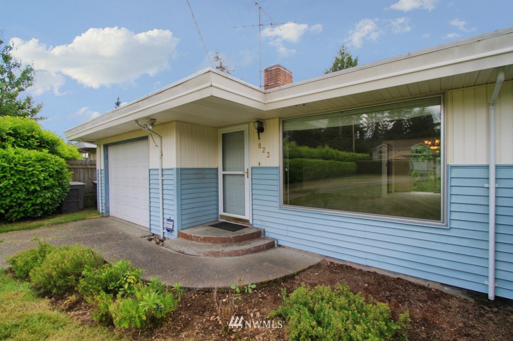 823 Monroe Avenue Northeast Renton, WA 98056 - Photo 4 of 21 Gallery Image 4