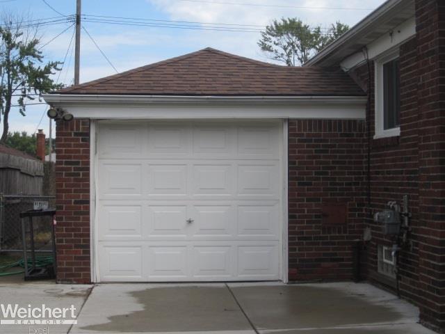 23768 Roxana Avenue Eastpointe, MI 48021 - Photo 5 of 45 31393607-4.JPG