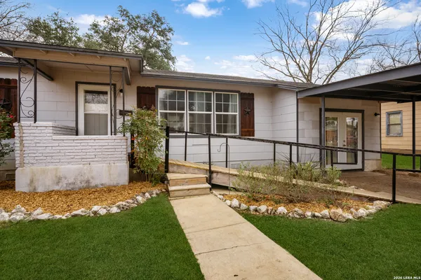 a view of a house with a yard