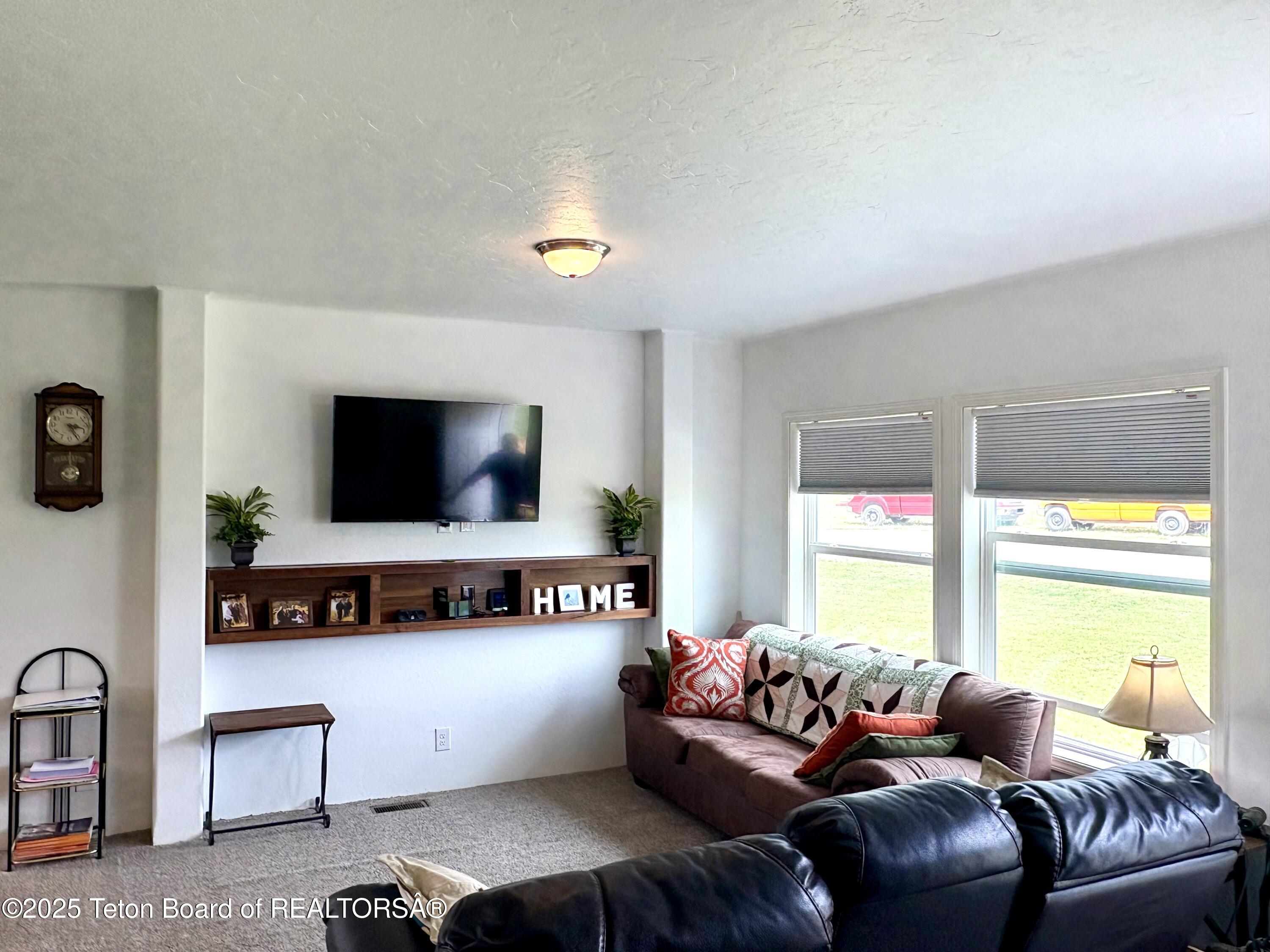 36 Ruckus Road Freedom, WY 83120 - Photo 12 of 54 Living Room