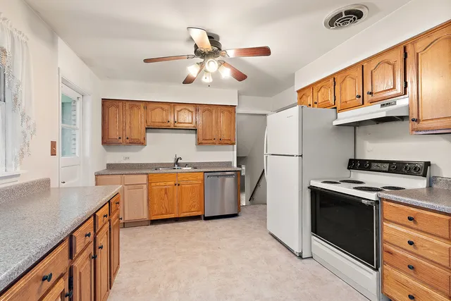 $369,900 | 558 Birchwood Road, Frankfort, IL 60423