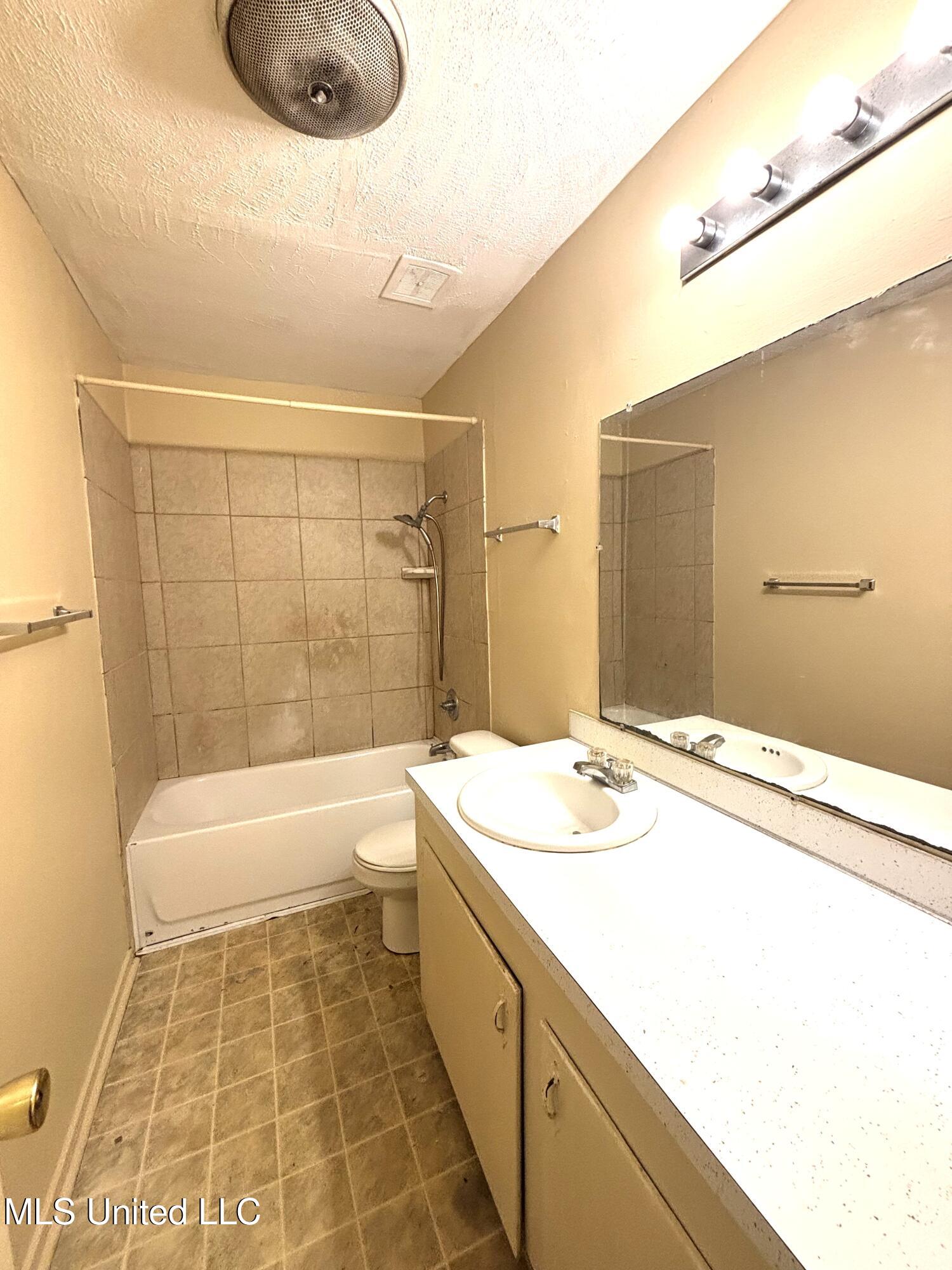 2698 Key Street Jackson, MS 39212 - Photo 12 of 14 keyhallbath