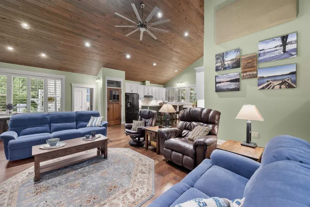 $799,000 | 8916 North Shore Drive, Amherst Junction, WI 54407