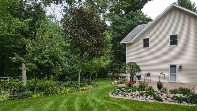 $799,000 | 8916 North Shore Drive, Amherst Junction, WI 54407