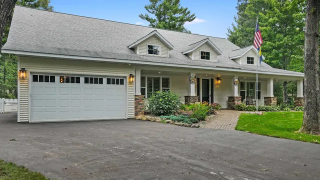 $799,000 | 8916 North Shore Drive, Amherst Junction, WI 54407
