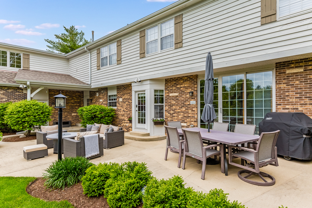 9 Stirrup Cup Court St. Charles, IL 60174 - Photo 3 of 25 Gallery Image 3