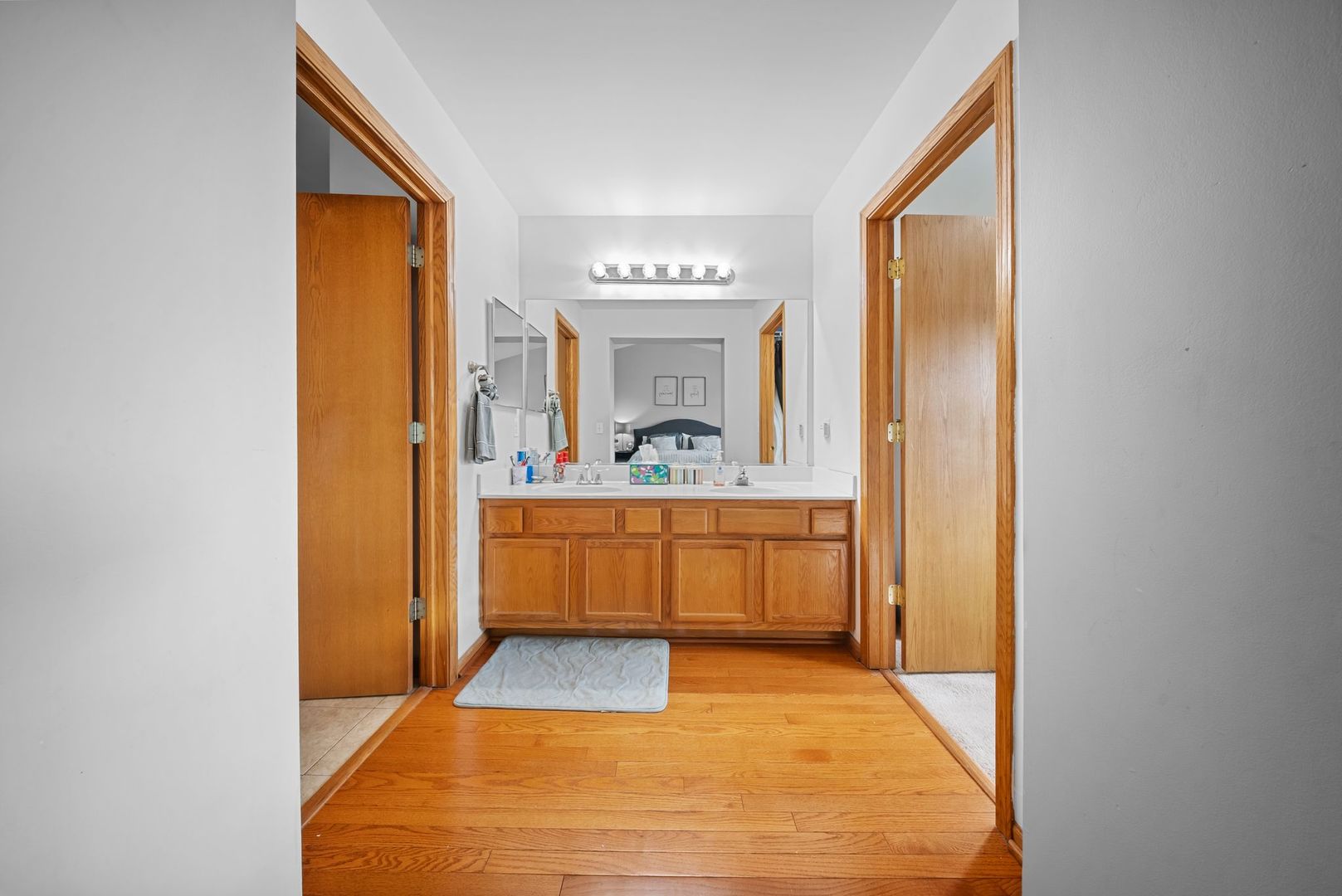 1960 Tuscany Lane Romeoville, IL 60446 - Photo 19 of 24 a bathroom with a tub sink and mirror