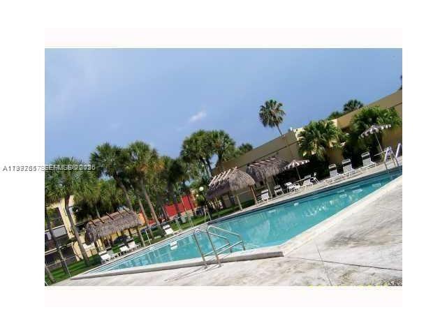 8065 Southwest 107th Avenue, Unit 321 Miami, FL 33173 - Photo 5 of 19 a view of a backyard
