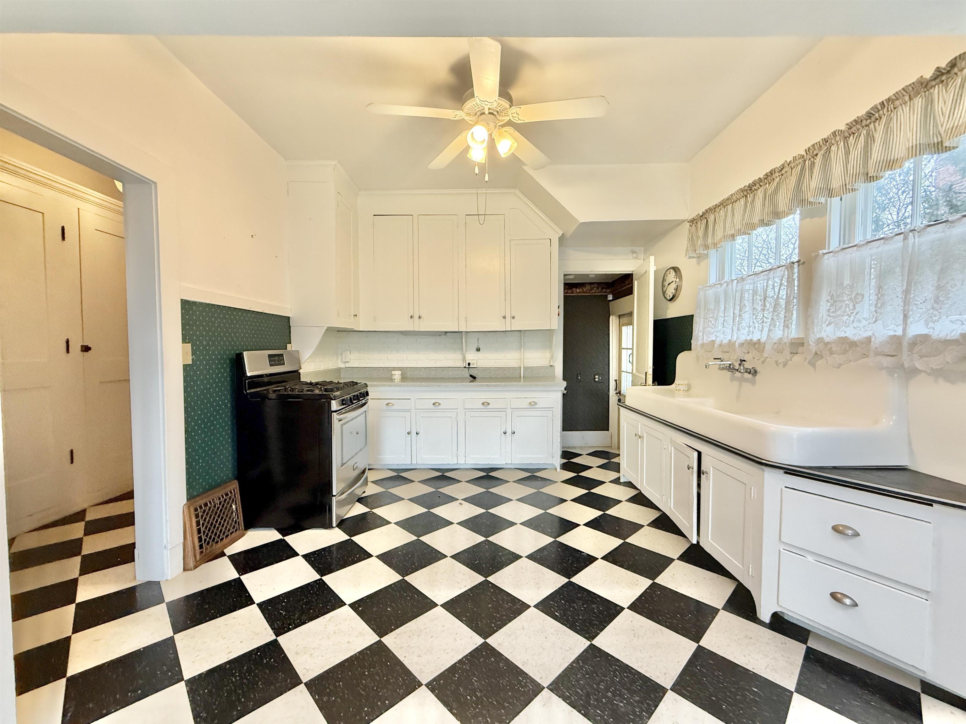 647 Milwaukee Road Beloit, WI 53511 - Photo 8 of 26