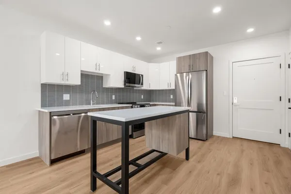 $3,900 | 40 Centre Street, Unit J405, Brookline, MA 02446