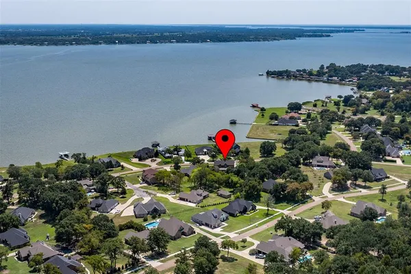 a picture of lake with lots of residential buildings
