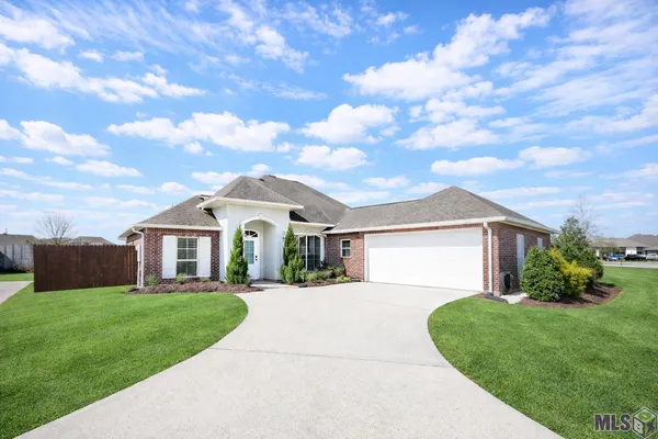 $299,000 | 156 Lake Howard Avenue, Thibodaux, LA 70301