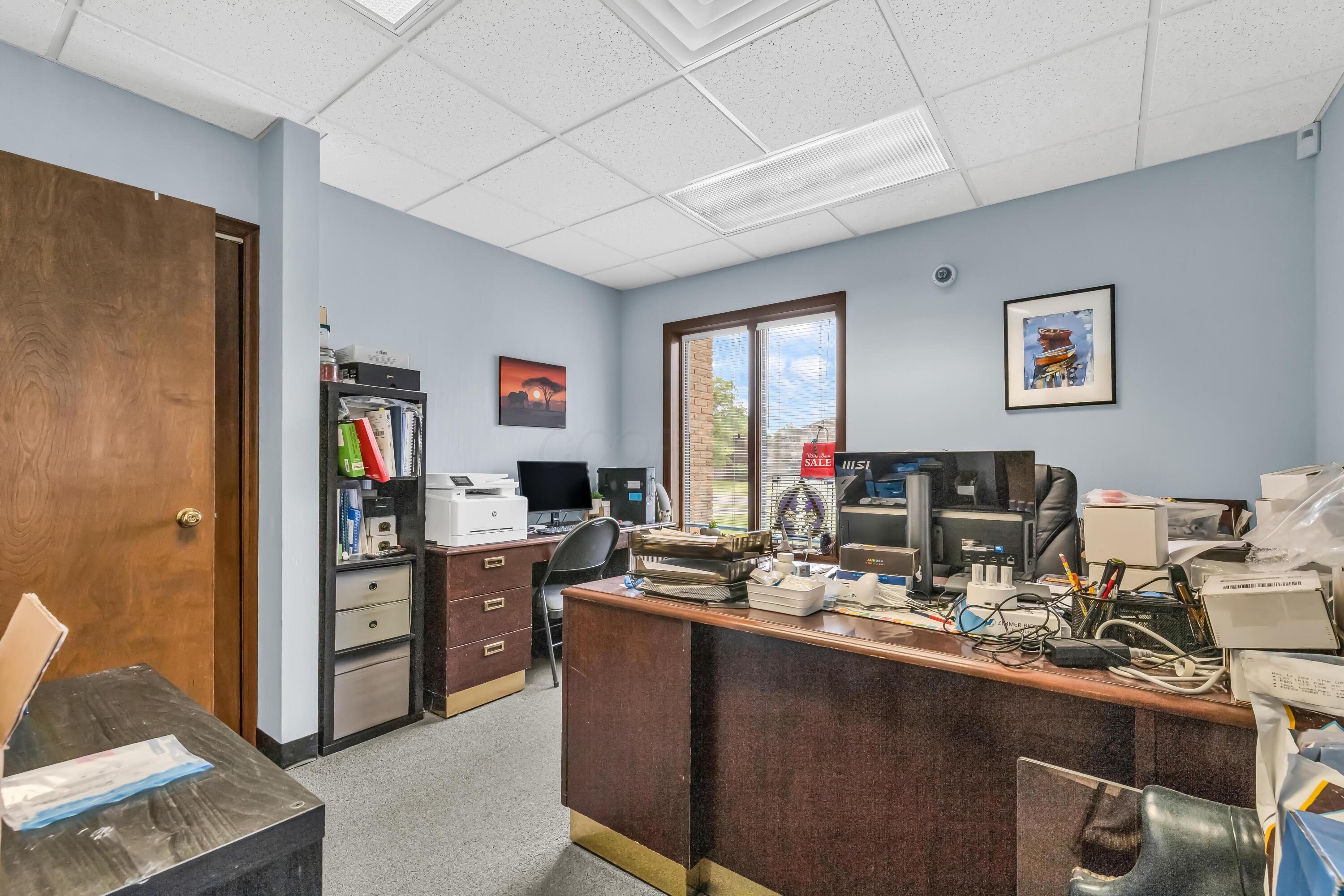 1240 Crescent Heights Road Marion, OH 43302 - Photo 21 of 60 • Blue carpet • Papered walls • Acoustic ceiling tiles • Fluorescent lighting • Mini blinds