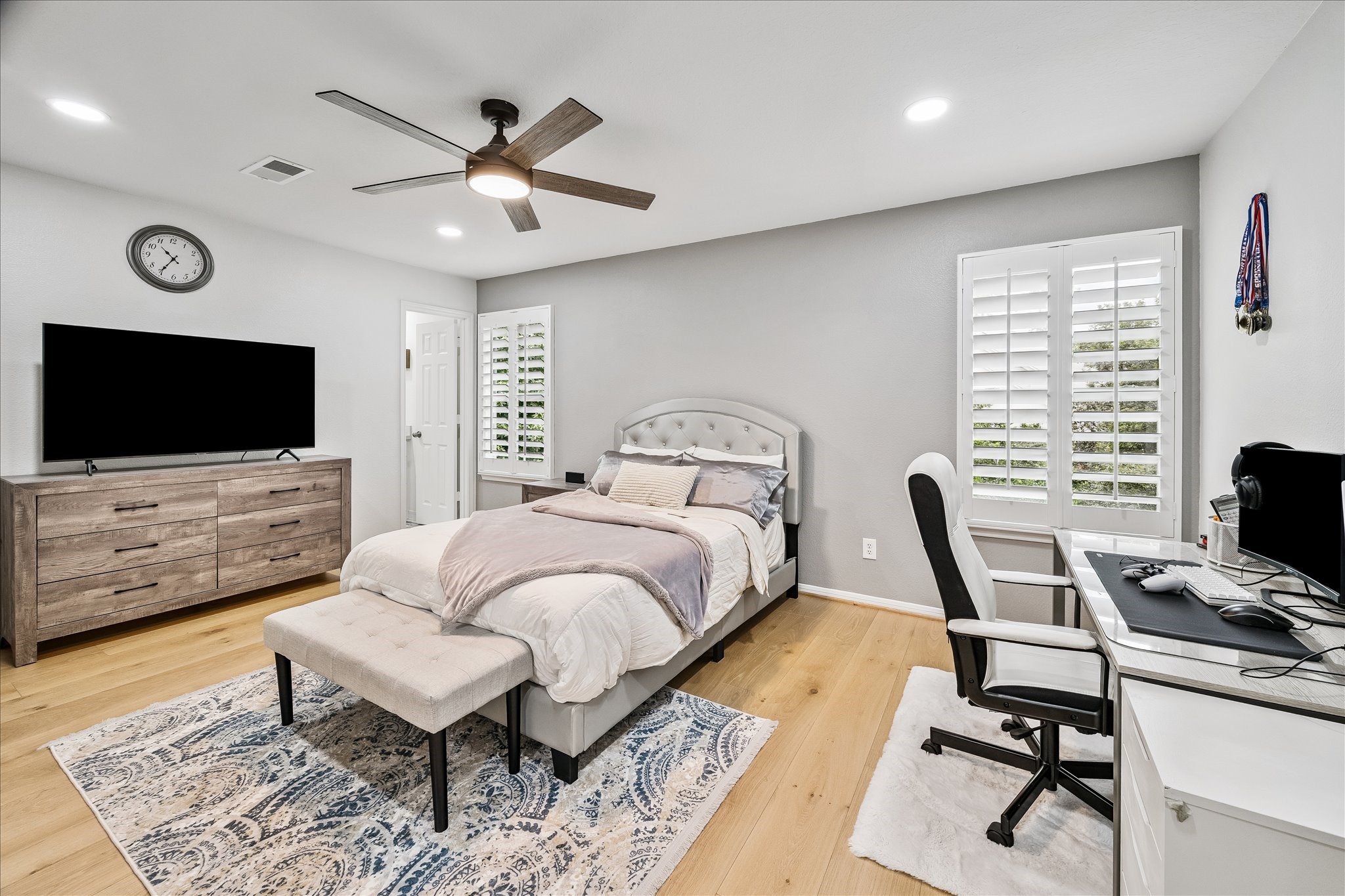 15 West Beckonvale Circle The Woodlands, TX 77382 - Photo 28 of 44 A spacious secondary bedroom on the second level featuring plantation shutters, a large walk-in closet, and an attached en-suite full bathroom.