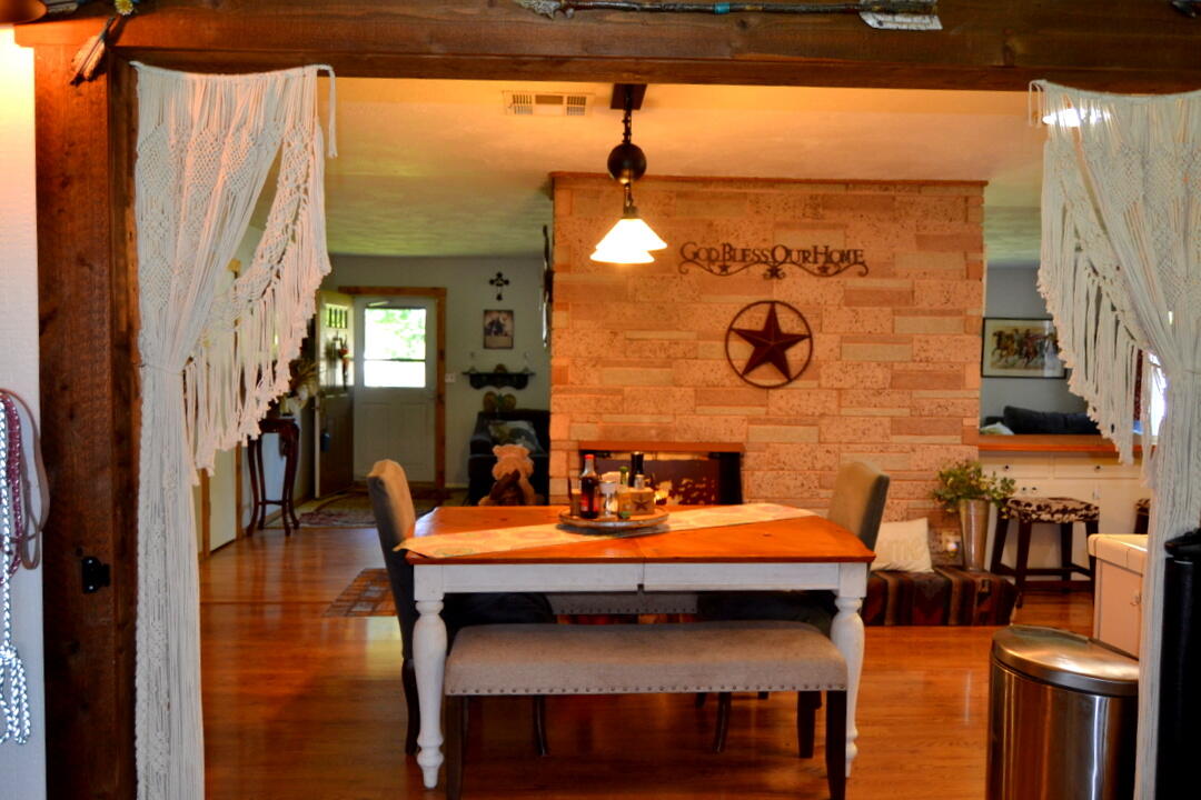 2821 South River Road Grants Pass, OR 97527 - Photo 16 of 51 Looking from family room to dining area