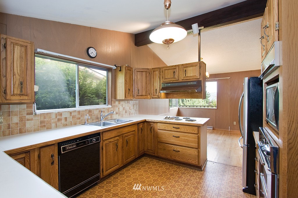 6950 South Rustic Road Seattle, WA 98178 - Photo 9 of 15
