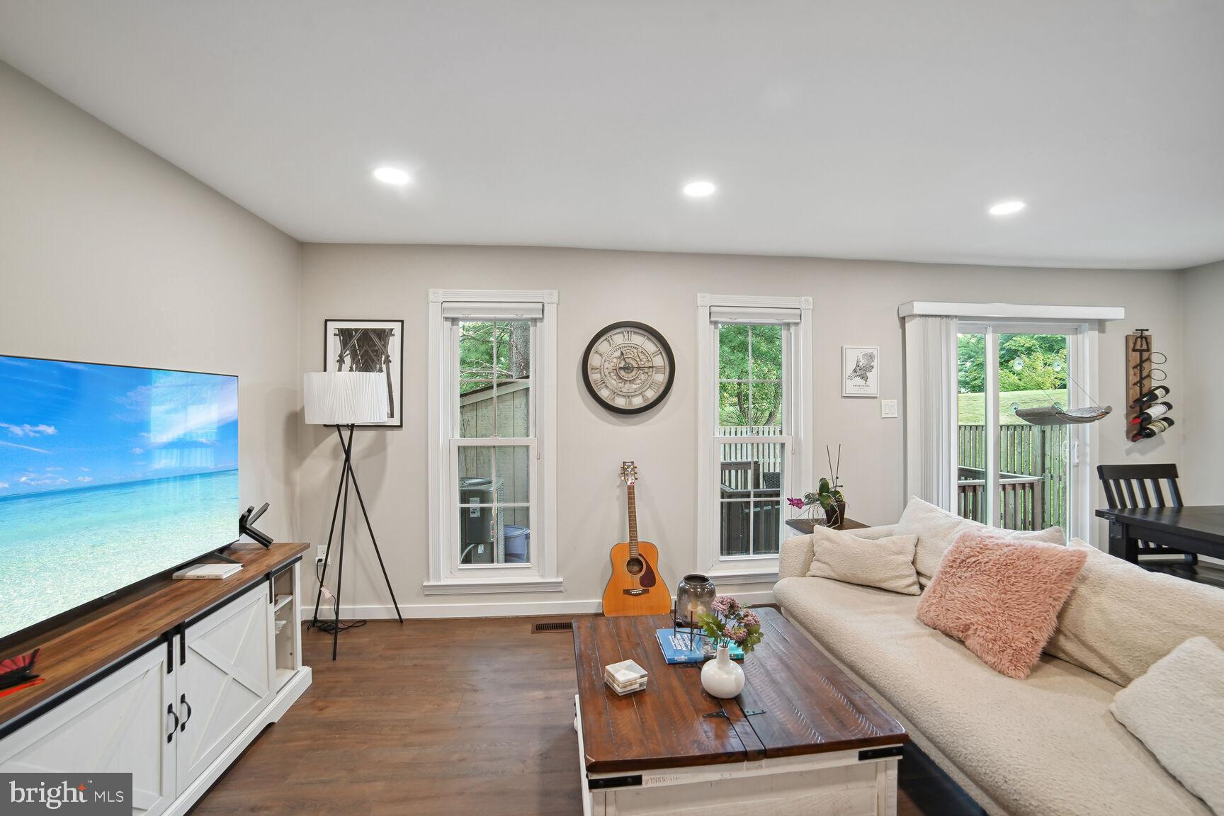 12 Tabiona Court Silver Spring, MD 20906 - Photo 5 of 34 Living Room