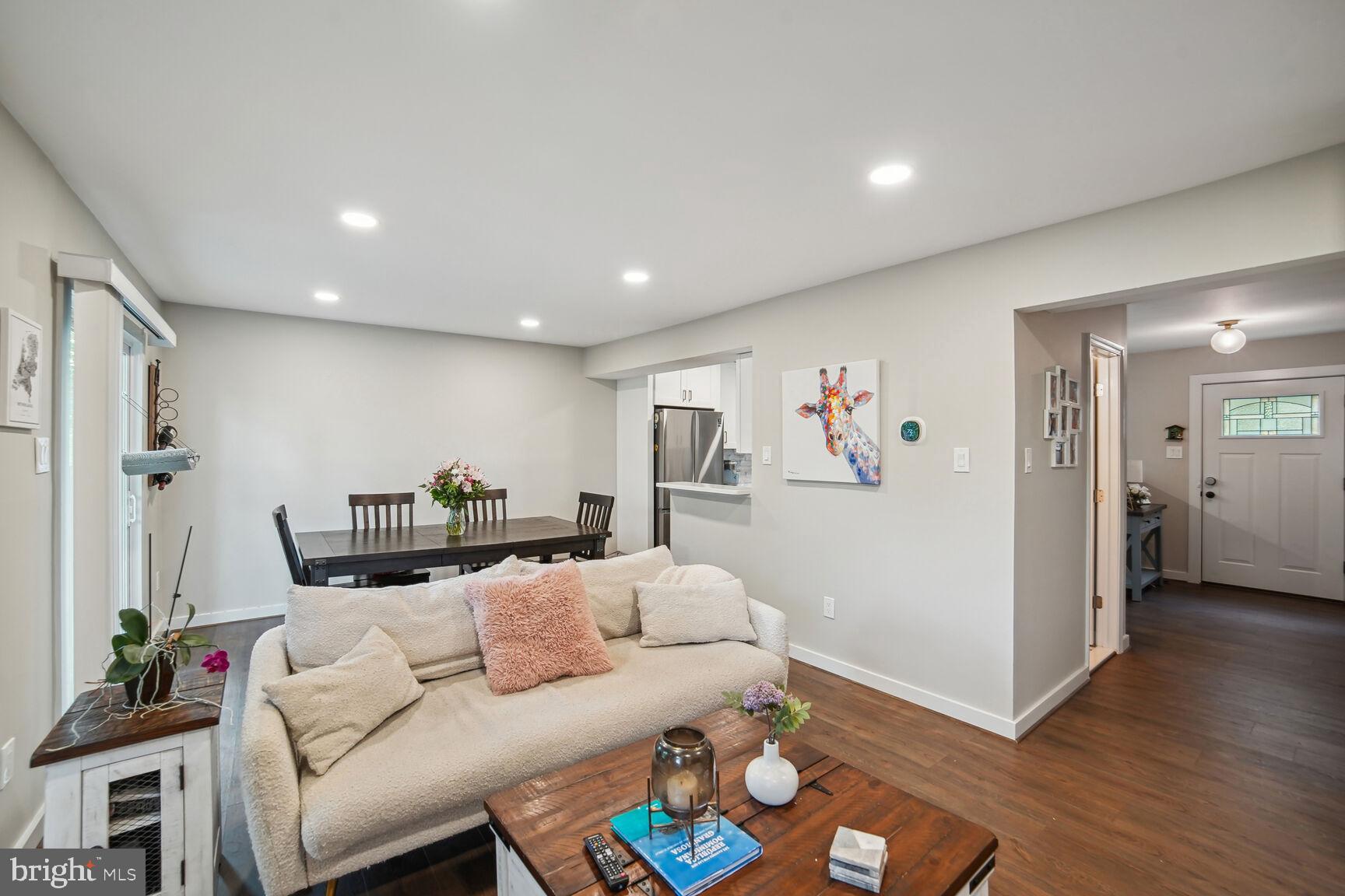 12 Tabiona Court Silver Spring, MD 20906 - Photo 6 of 34 Living/Dining Room