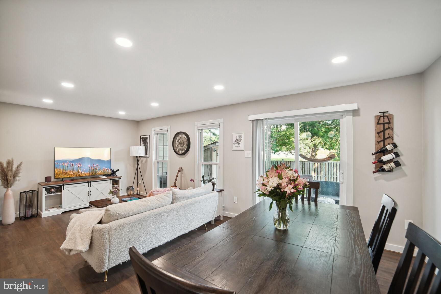 12 Tabiona Court Silver Spring, MD 20906 - Photo 7 of 34 Living/Dining Room
