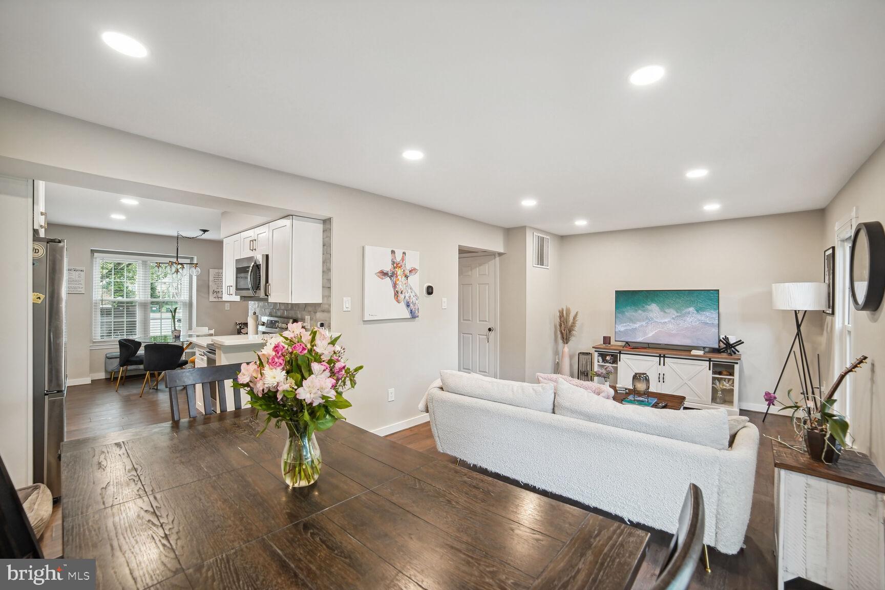 12 Tabiona Court Silver Spring, MD 20906 - Photo 8 of 34 Living/Dining Room