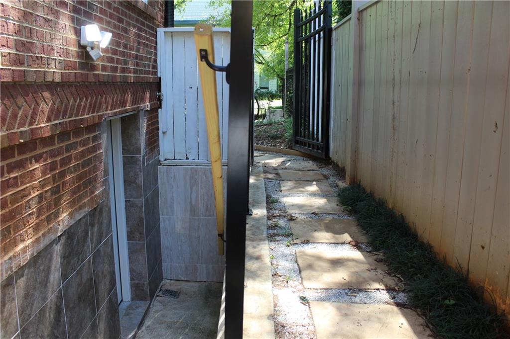 1124 Center Street Northwest Atlanta, GA 30318 - Photo 17 of 20