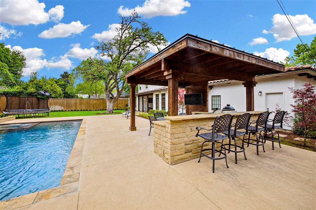 6622 Norway Road Dallas, TX 75230 - Photo 35 of 40 a view of a patio with table and chairs and potted plants