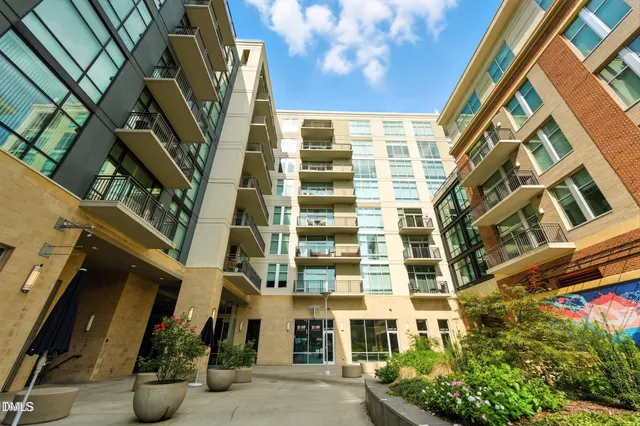 $3,000 | 140 West Franklin Street, Unit 429, Chapel Hill, NC 27516