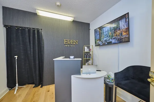 a view of a livingroom with furniture and a projector