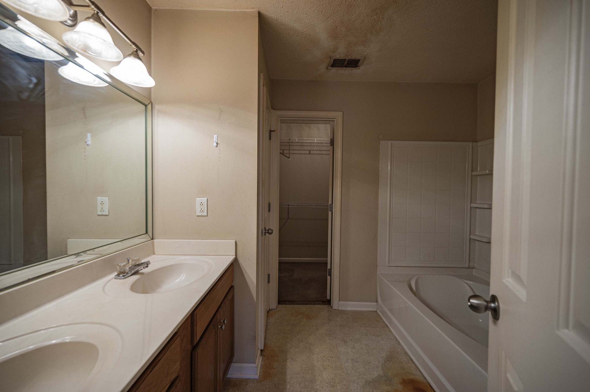 1324 Macduff Drive Murfreesboro, TN 37128 - Photo 28 of 35 a bathroom with a tub a sink and mirror