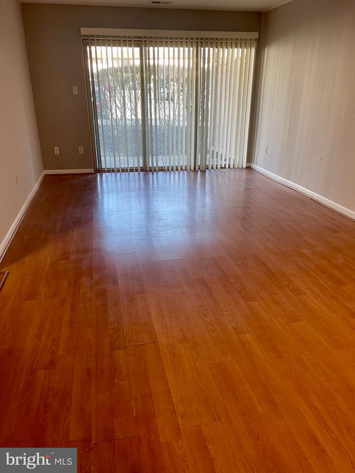 5805 Royal Ridge Drive, Unit D Springfield, VA 22152 - Photo 7 of 15 Living room