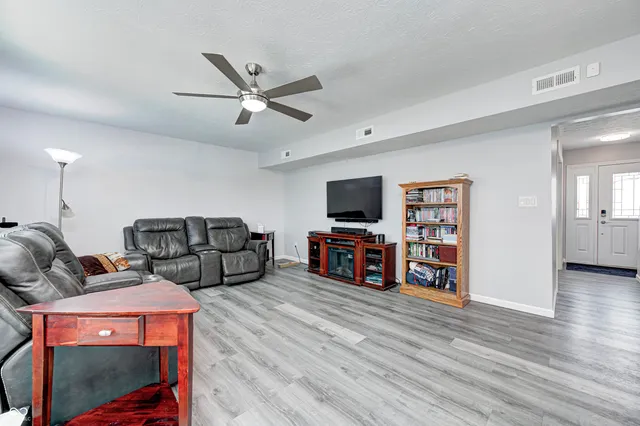 $349,900 | 555 Hyannis Drive, Avon, IN 46123