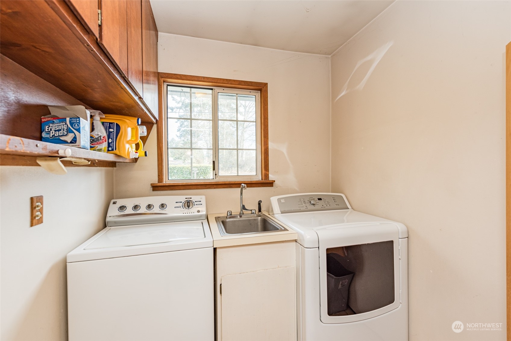 970 River Road Sequim, WA 98382 - Photo 5 of 40 a utility room with dryer and washer
