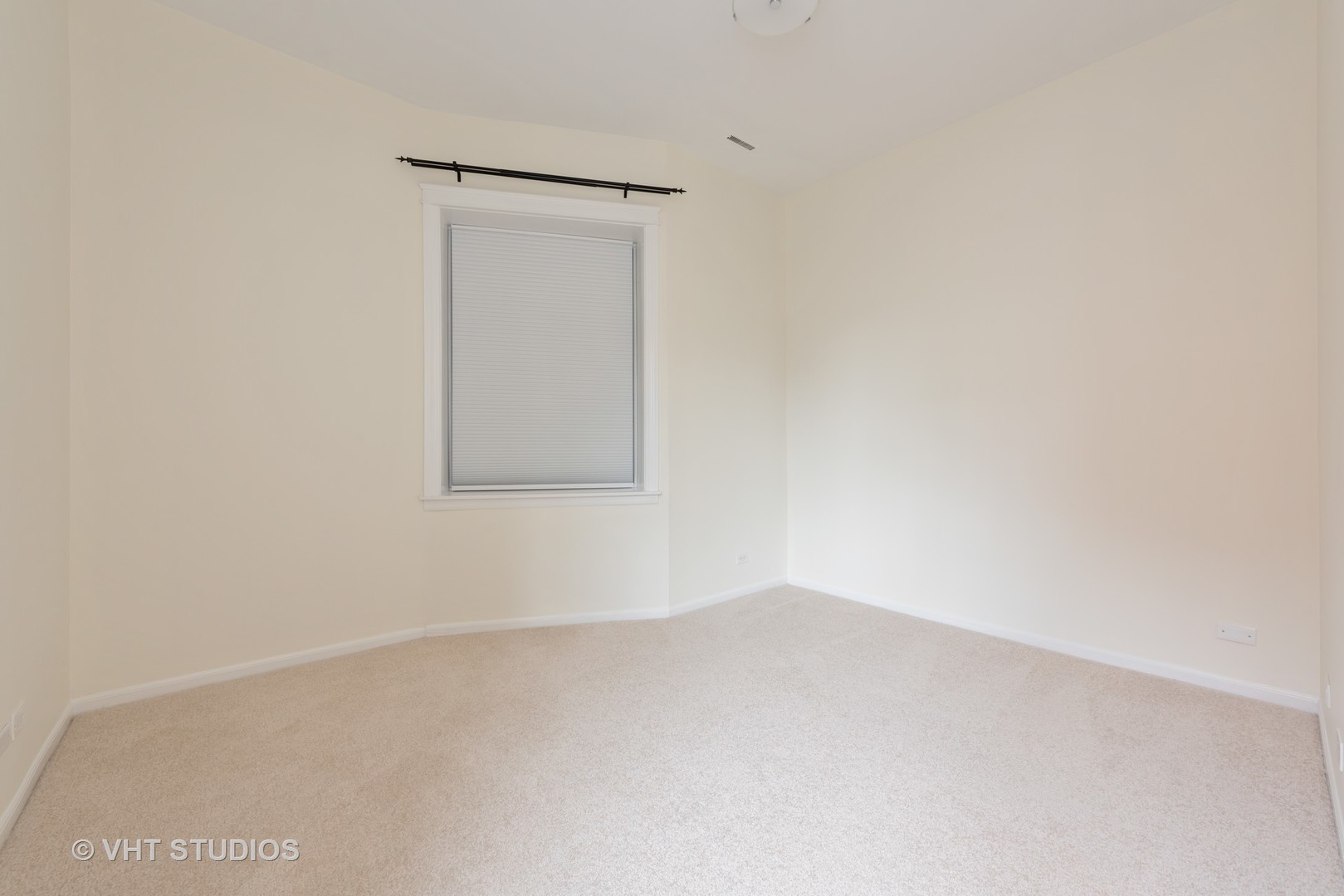 104 West Oak Street, Unit 2W Chicago, IL 60610 - Photo 11 of 17 a view of an empty room