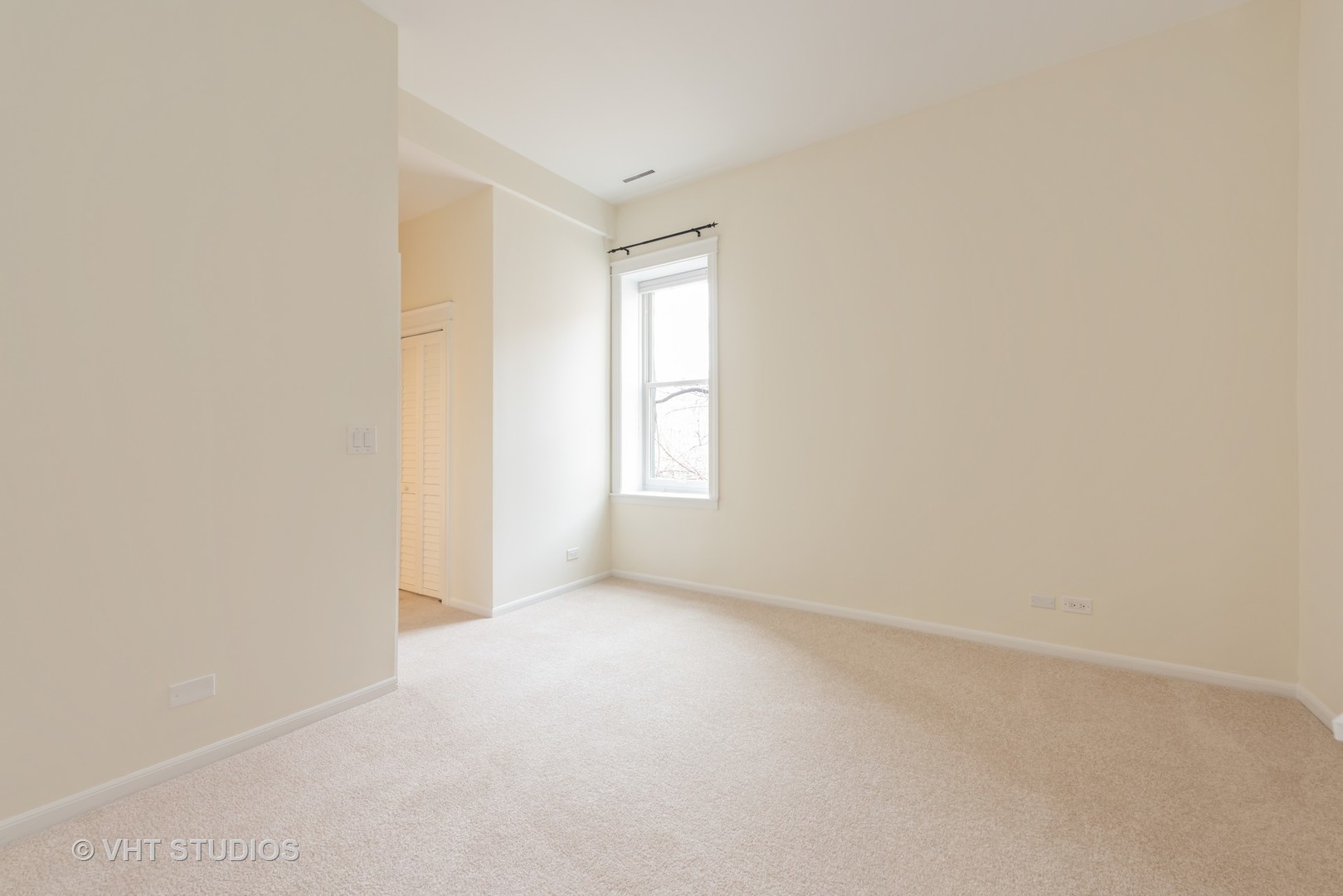 104 West Oak Street, Unit 2W Chicago, IL 60610 - Photo 10 of 17 a view of an empty room with a window