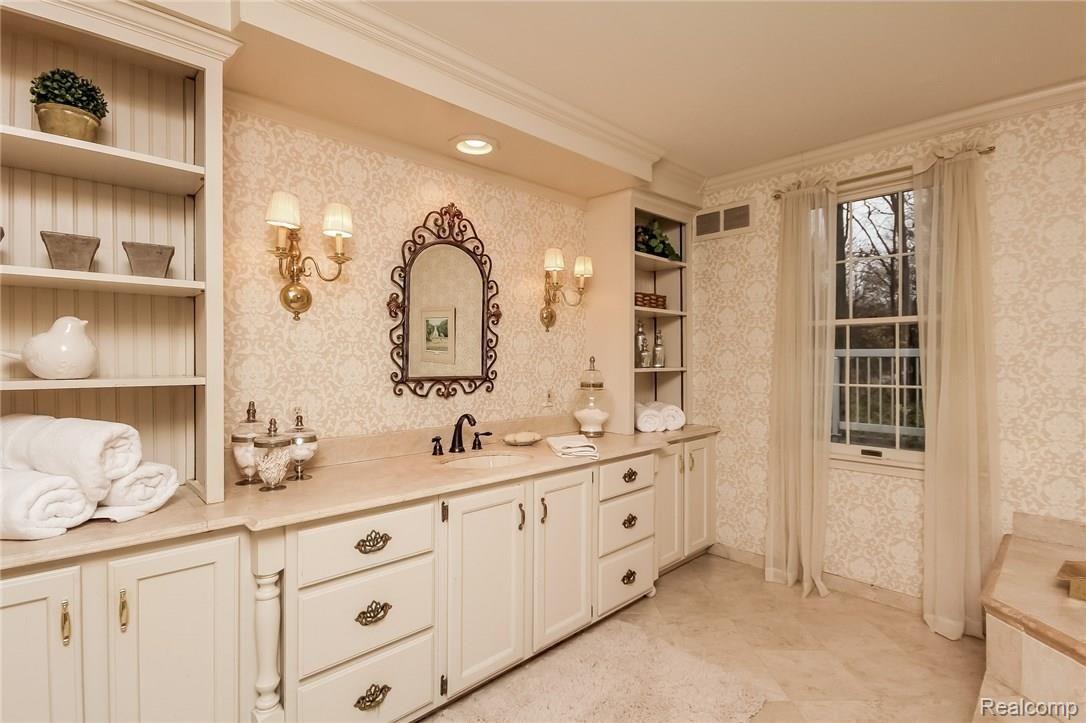 4750 Napier Road Canton, MI 48187 - Photo 42 of 97 042-Master_Bathroom-2225738-medium.jpg