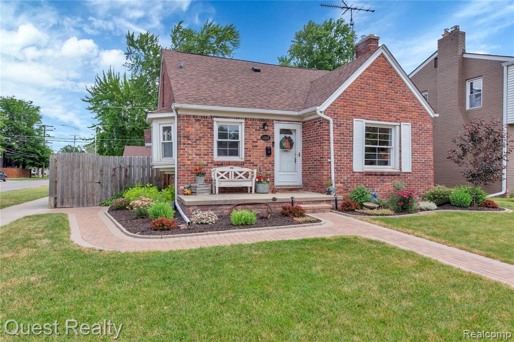 1268 Hampton Road Grosse Pointe Woods, MI 48236 - Photo 4 of 45