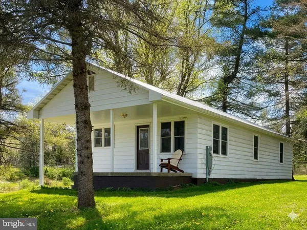 a view of a house with backyard