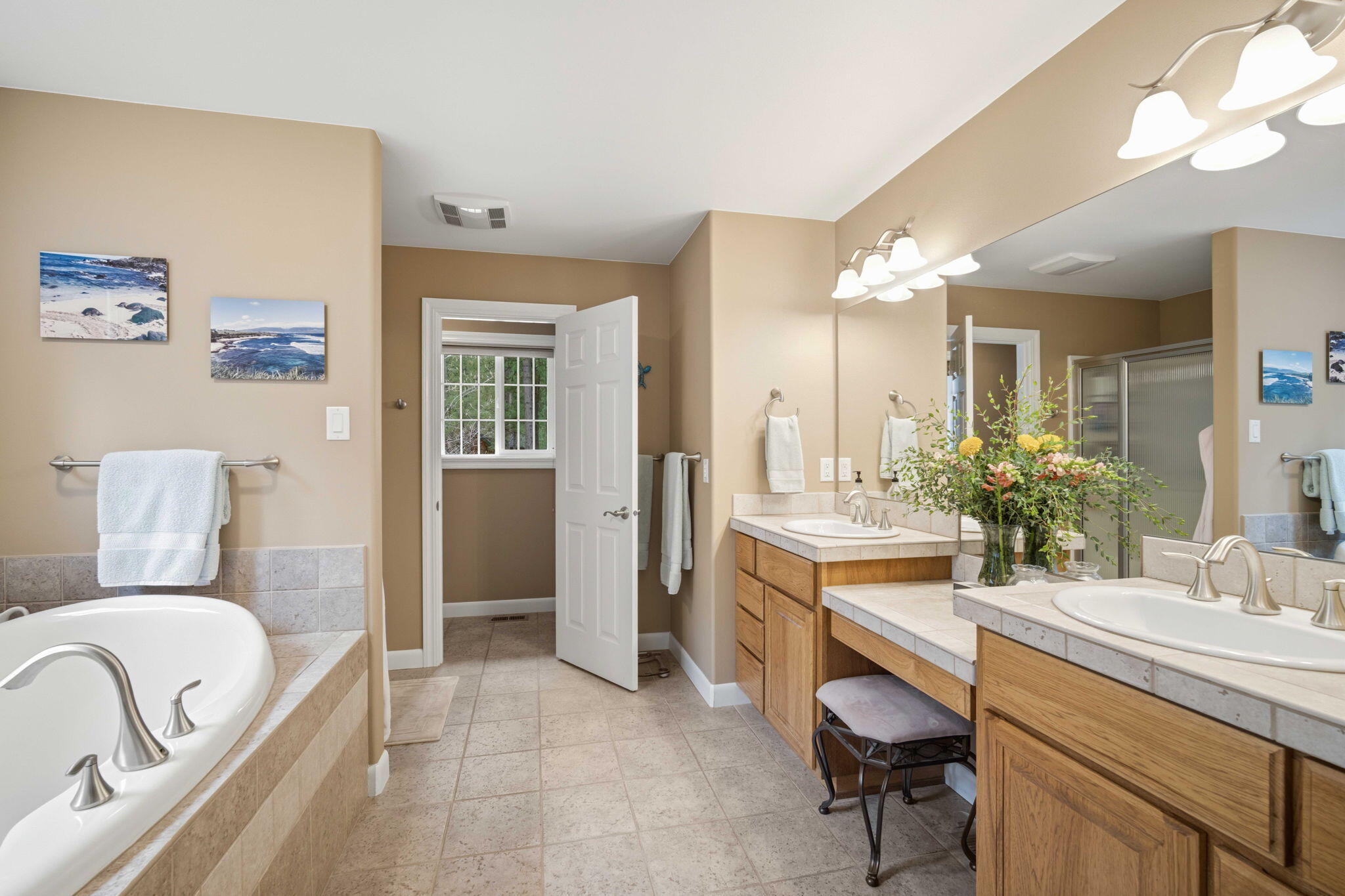 14234 Whitewater Loop La Pine, OR 97739 - Photo 23 of 62 Spa like bathroom
