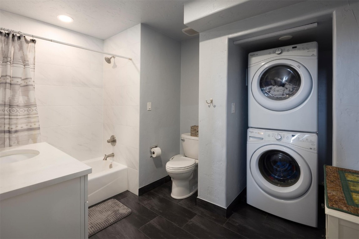 231 Alpine Road Dillon, CO 80435 - Photo 14 of 40 a bathroom with a toilet sink and a bathtub