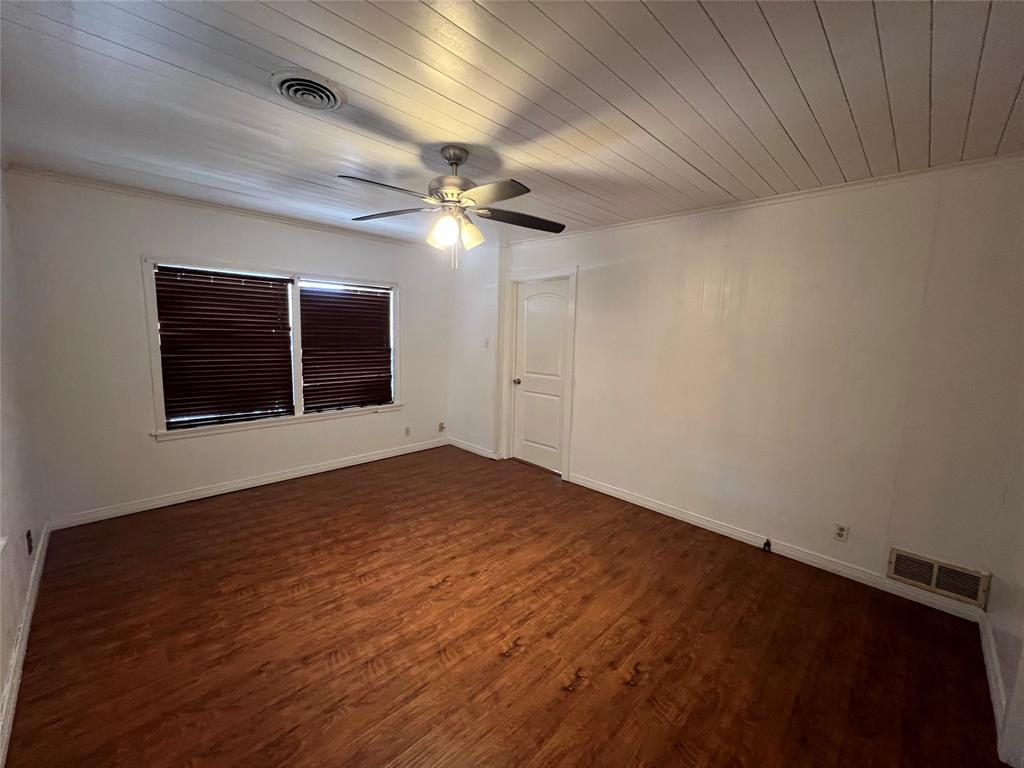 533 East Sears Street Denison, TX 75021 - Photo 12 of 27 en empty room with windows and ceiling fan