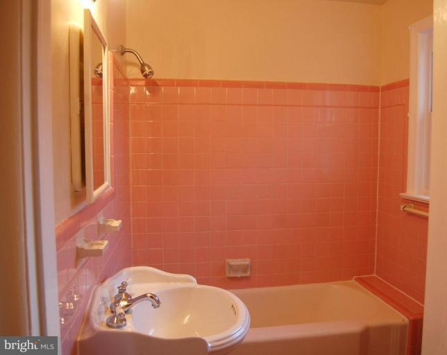 6581 Braddock Road Alexandria, VA 22312 - Photo 17 of 27 Bath #2