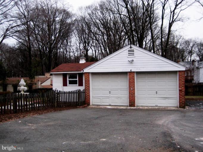 6581 Braddock Road Alexandria, VA 22312 - Photo 4 of 27 Garage 1