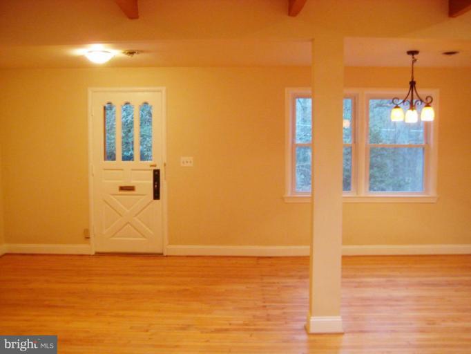 6581 Braddock Road Alexandria, VA 22312 - Photo 5 of 27 Entrance / Foyer
