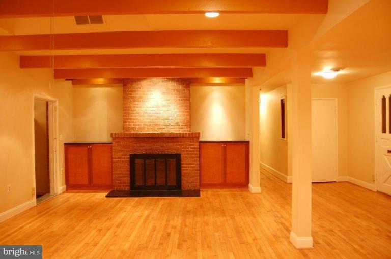 6581 Braddock Road Alexandria, VA 22312 - Photo 6 of 27 Living Room