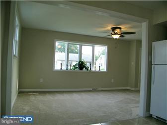 11 Gail Road New Castle, DE 19720 - Photo 4 of 7 Living Room