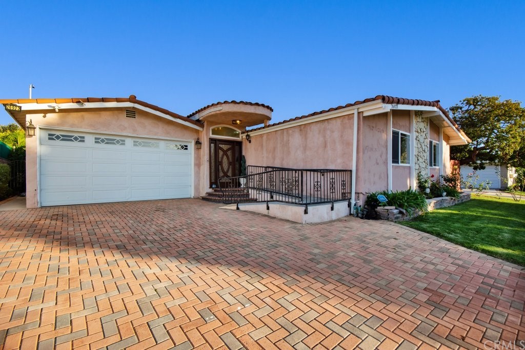 Front of the house - Oversize driveway
