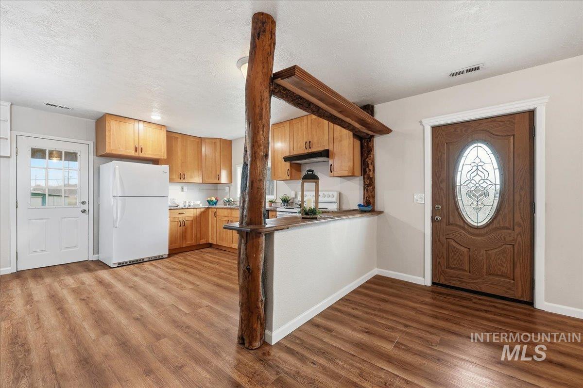 14666 Willis Road Caldwell, ID 83607 - Photo 6 of 23 Foyer entrance with a textured ceiling and dark wood-style floors