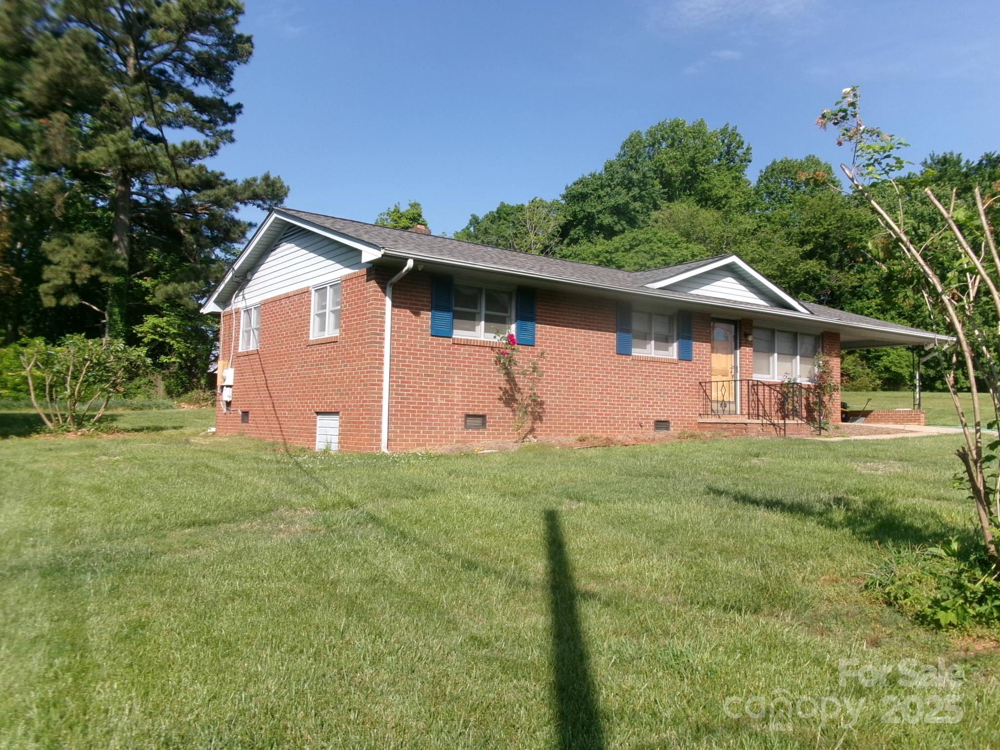 2583 Robinson Road Newton, NC 28658 - Photo 2 of 10 Gallery Image 2