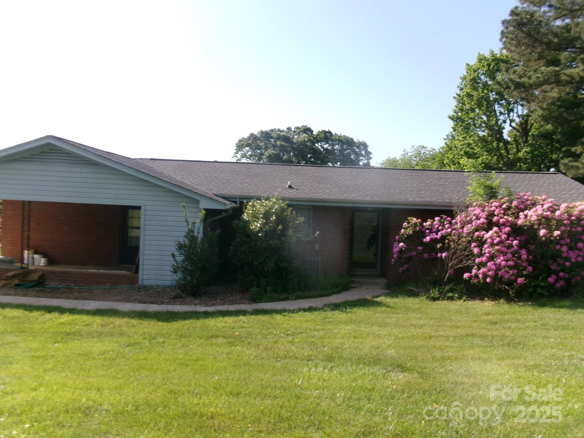 2583 Robinson Road Newton, NC 28658 - Photo 4 of 10 Gallery Image 4