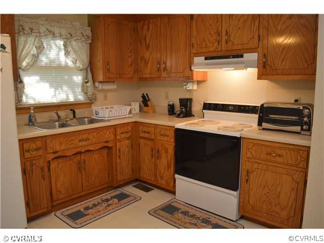 15713 Saddlebrook Road Chesterfield, VA 23838 - Photo 8 of 19 a kitchen with a sink stove and cabinets